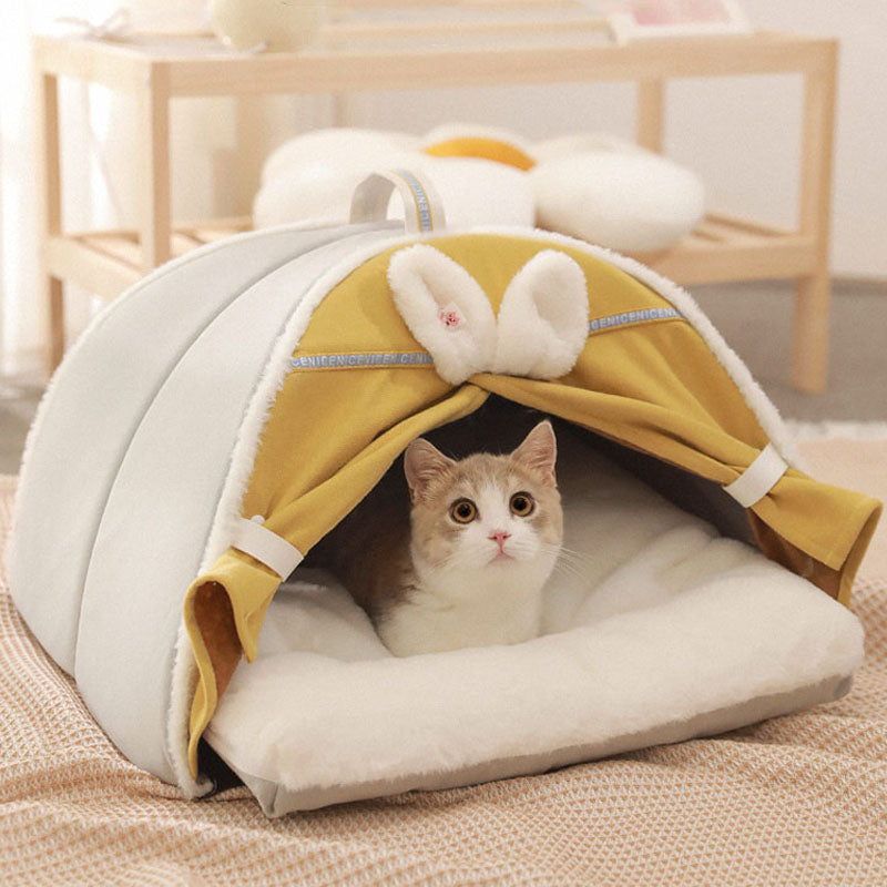 Geschlossenes Katzenhausbett mit Hasenohren